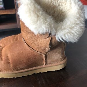 Ugg Bailey Button size 9 (Chesnut)